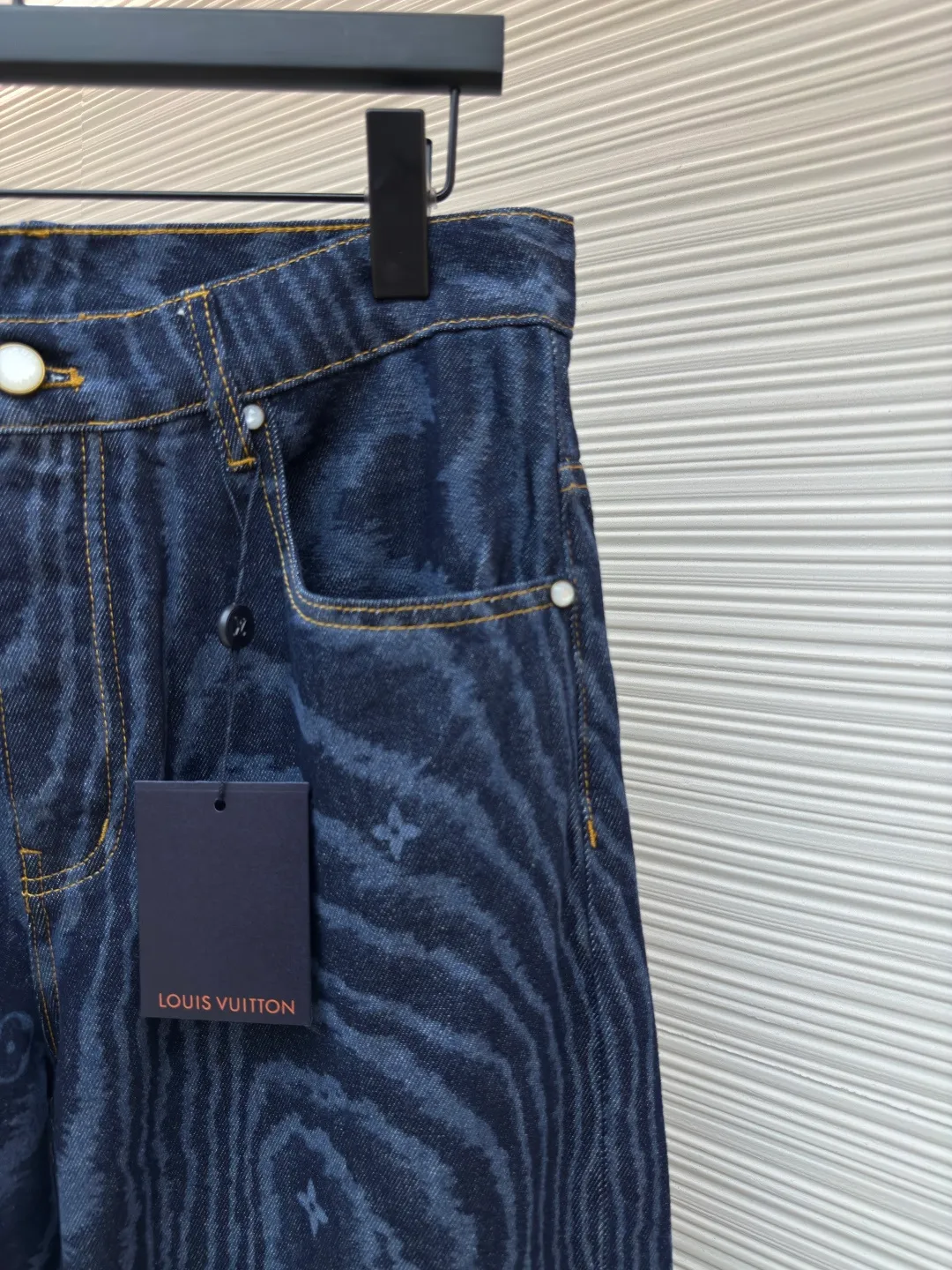 LOUISVUITTON tree pattern denim trousers ●Authentic product: Purchased and developed by 15689 ●Item number: 1680319-B60 ●Fabric: denim fabric ●Technology: Printing ●Version: Fitted version ●Weight: about 755 grams ●Size: 30-32-34-36 ●Description: The upper body effect refers to the FW25 early autumn men's series collarless denim rivet full-width logo printed long-sleeved denim jacket for men in blue. This collarless jacket is paved with denim cloth with the LV Moiré pattern, and the Monogram logo is implicitly integrated into it, creating a silky texture. The Marque L.Vuitton DéPosée nubuck label rests on the back for a modern look paired with matching jeans. The overall wiring is straight and delicate, the fabric is comfortable and soft, and the color is consistent without color difference. It can be matched with the same style to create a fashionable look and control various occasions. Customized accessories, complete with three standards, same style for men and women!